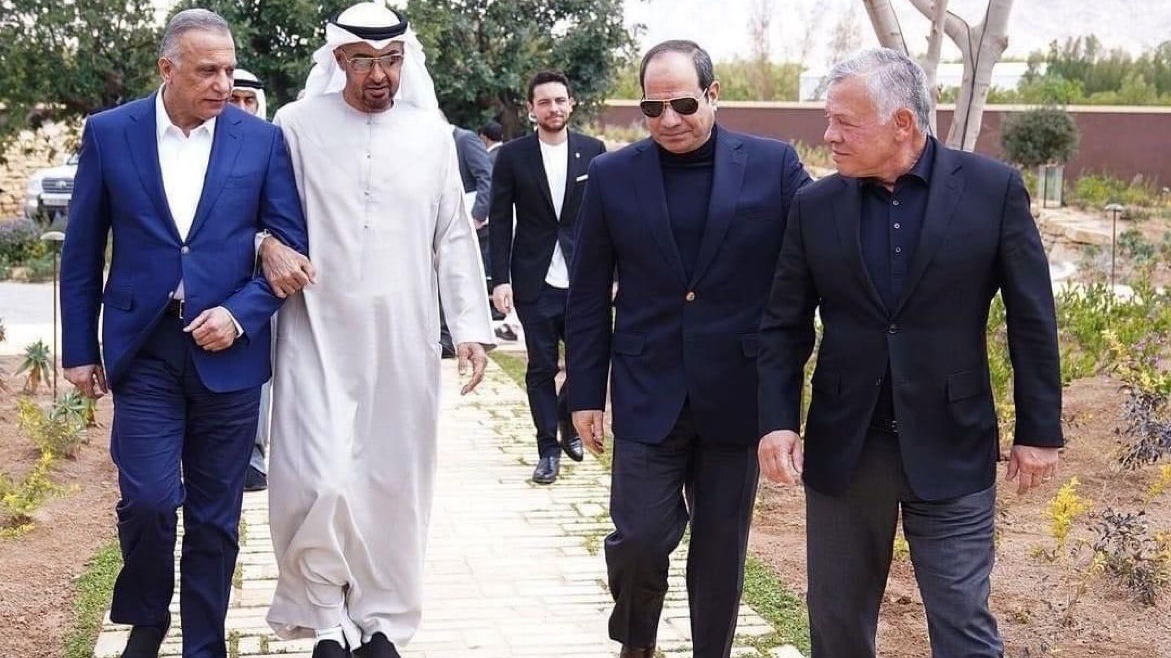 من اليمين الملك عبد الله الثاني والرئيس السيسي والرئيس محمد بن زايد ورئيس الوزراء العراقي مطفى الكاظمي خلال قمتهم في مدينة العقبة الاردنية في مارس 2022