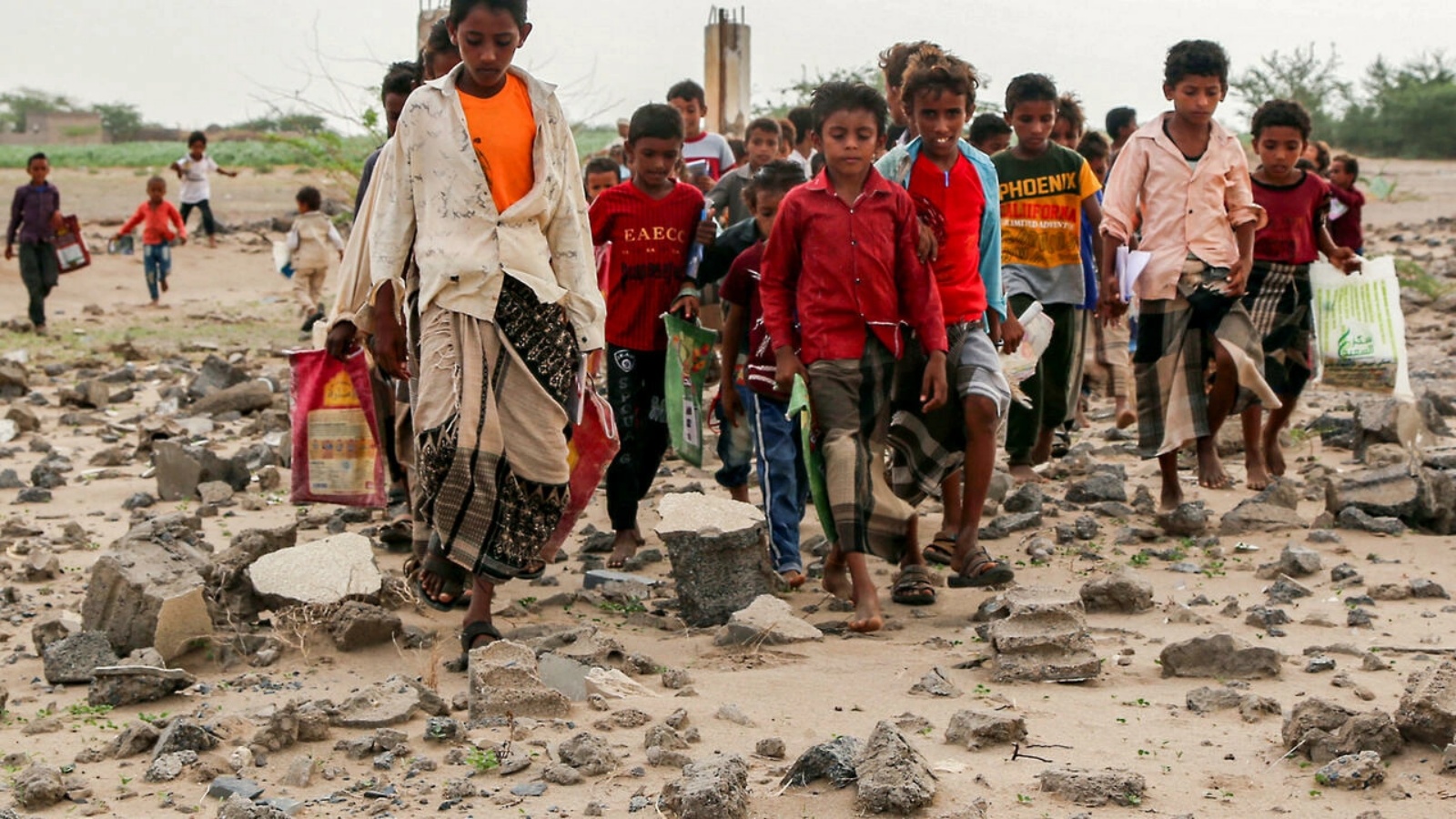 أطفال يصلون الى المدرسة التي دمرت أجزاء منها بسبب الحرب في الحديدة في أول يوم من العام الدراسي في 21 أغسطس 2022
