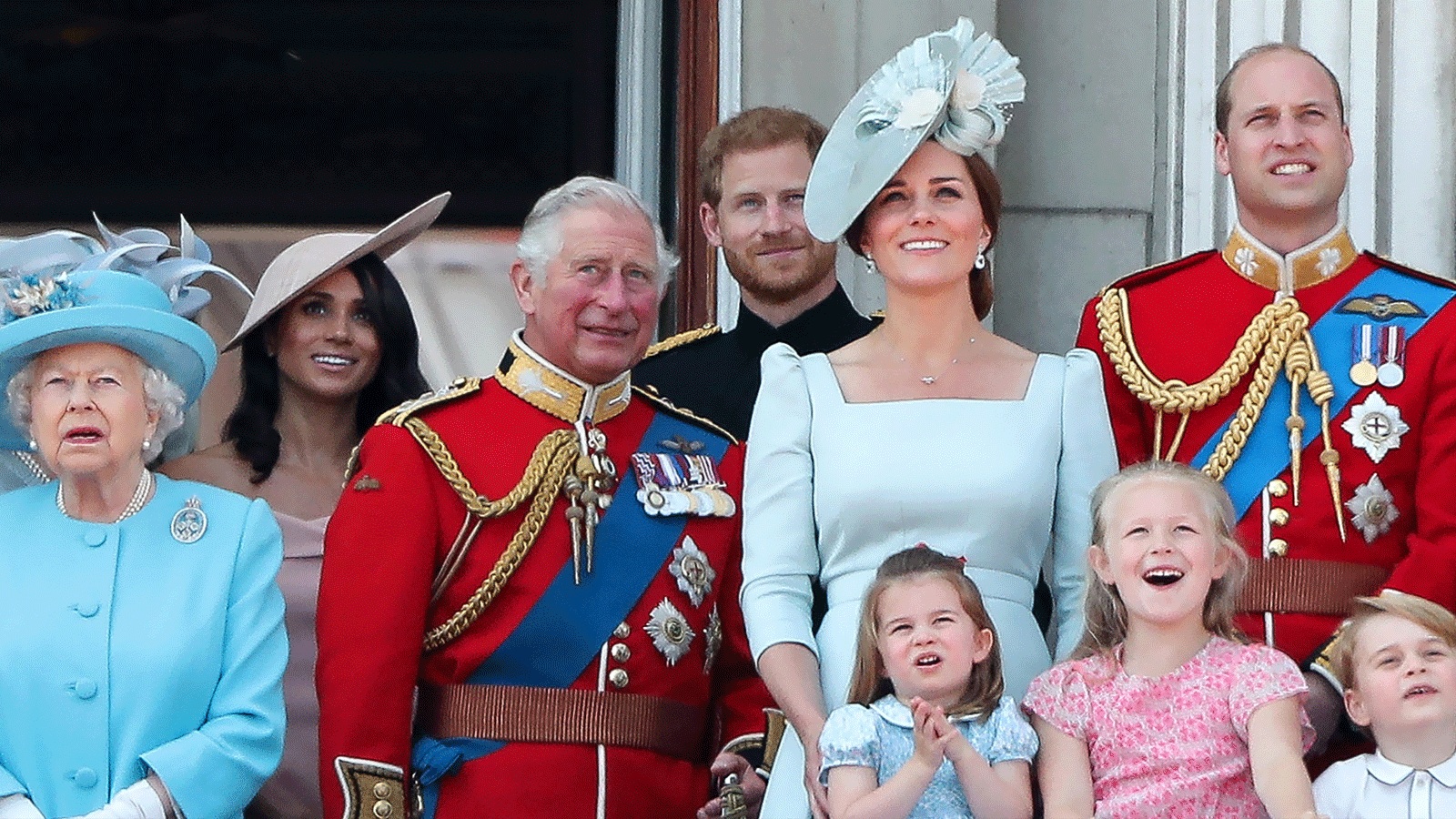 أفراد من العائلة المالكة يقفون على شرفة قصر باكنغهام في لندن لمشاهدة تحليق طائرات سلاح الجو الملكي