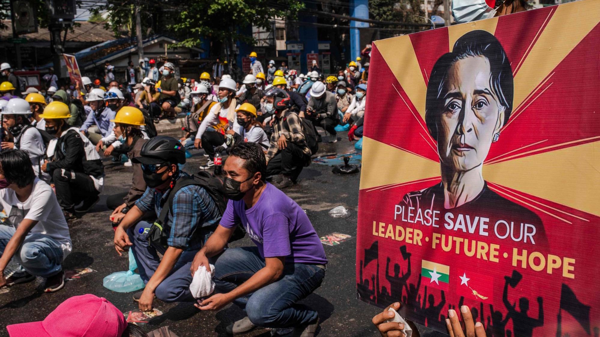 متظاهرون يشاركون في مظاهرة ضد الانقلاب العسكري في يانغون ، ميانمار