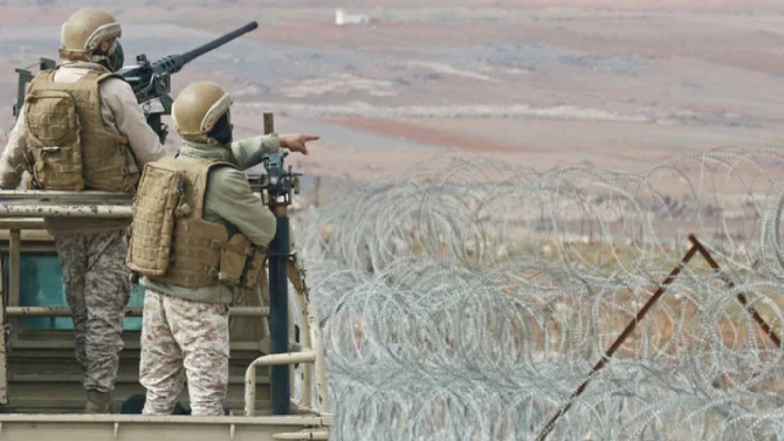 جنود أردنيون يقومون بدوريات على طول الحدود مع سوريا لمنع التهريب.