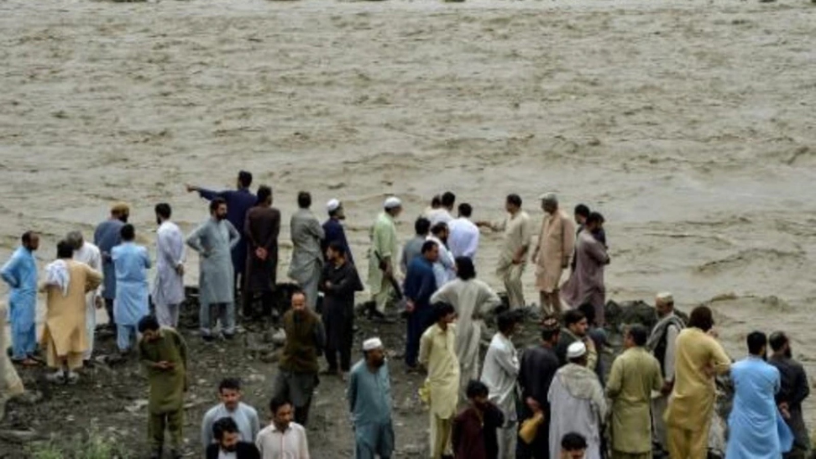 متساكنون يتجمعون بالقرب من مجرى مياه طوفانية في منطقة مينغورا في شمال باكستان. في 27 أغسطس 2022 