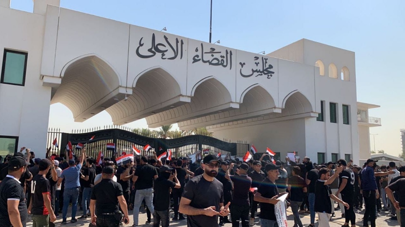 أنصار التيار الصدري خلال اعتصامهم الثلاثاء 23 أغسطس 2022 أمام مبنى المجلس الأعلى للقضاء في المنطقة الخضراء وسط بغداد (الوكالة الوطنية)