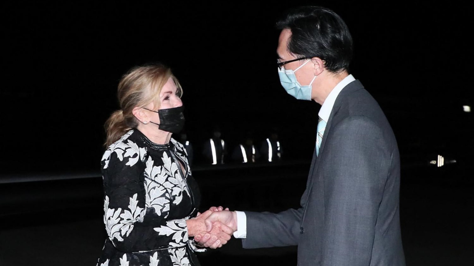 السناتور الأميريكية مارشا بلاكبورن (يسار) يتم الترحيب بها من قبل مسؤول تايواني عند وصولها إلى مطار سونغشان في تايبيه 25 أغسطس 2022