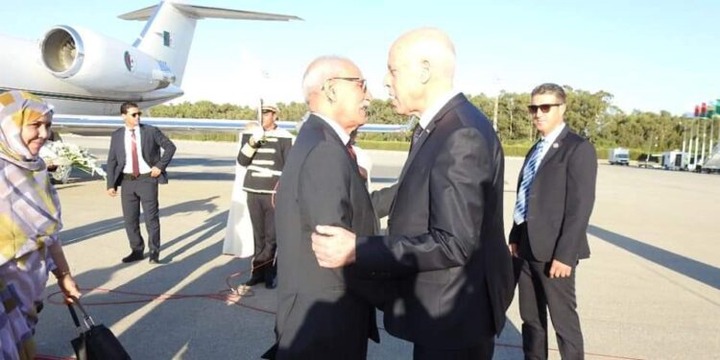 الرئيس التونسي لدى استقباله اليوم زعيم انفصاليي’’البوةليساريو’’في مطار قرطاج الدولي