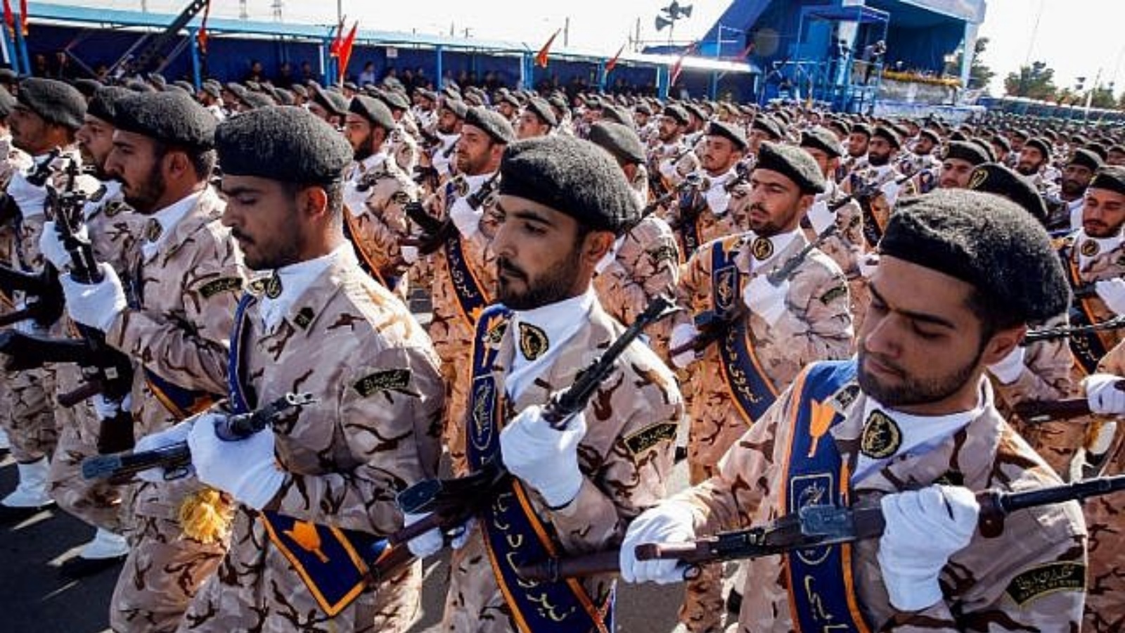 أعضاء من الحرس الثوري الإيراني يسيرون خلال العرض العسكري السنوي