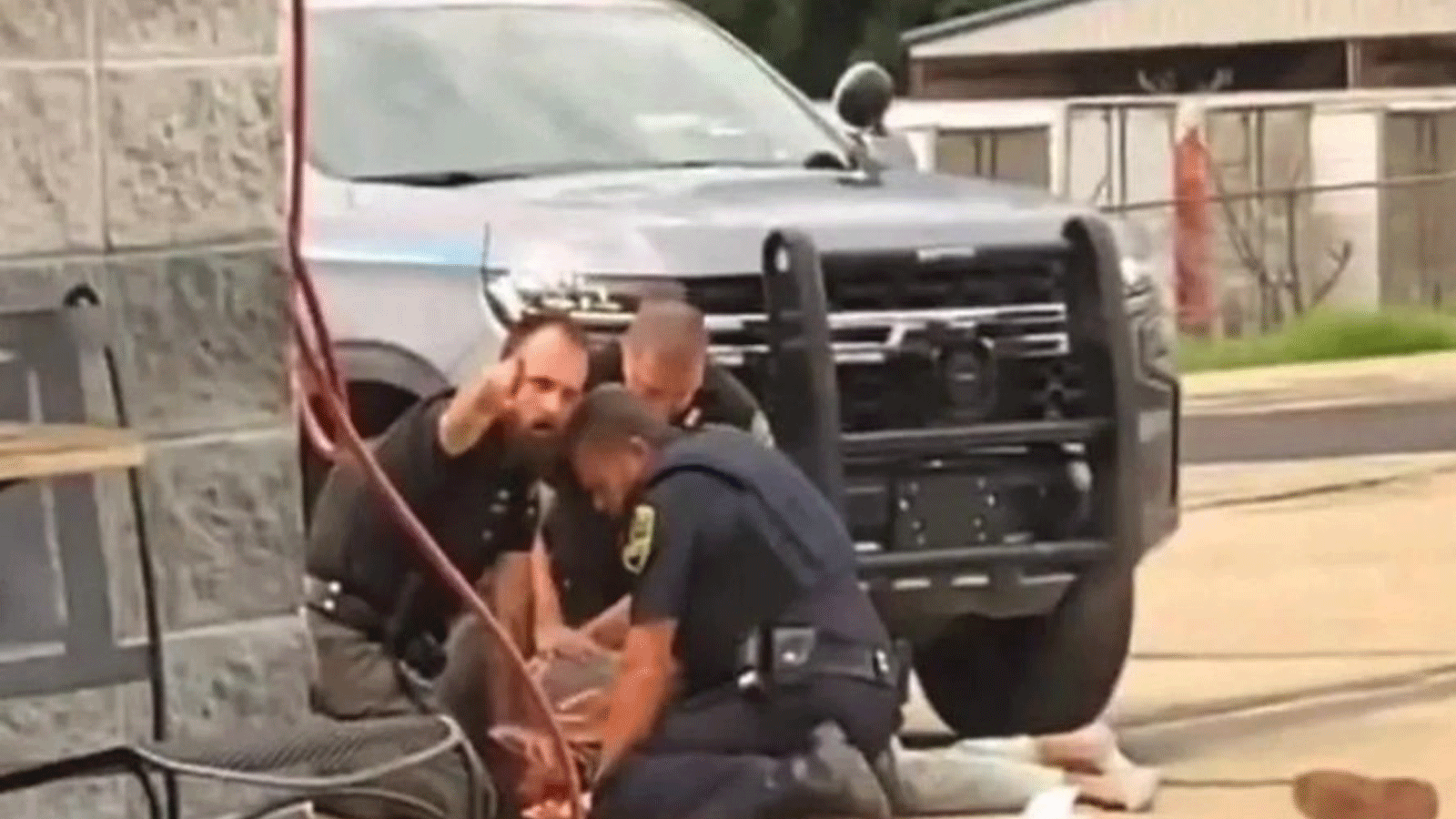 تعليق مهام ثلاثة عناصر شرطة أميركيين بعد نشر مقاطع على الإنترنت تظهرهم وهم يضربون بعنف رجلاً أثناء اعتقاله في جنوب أركنسو