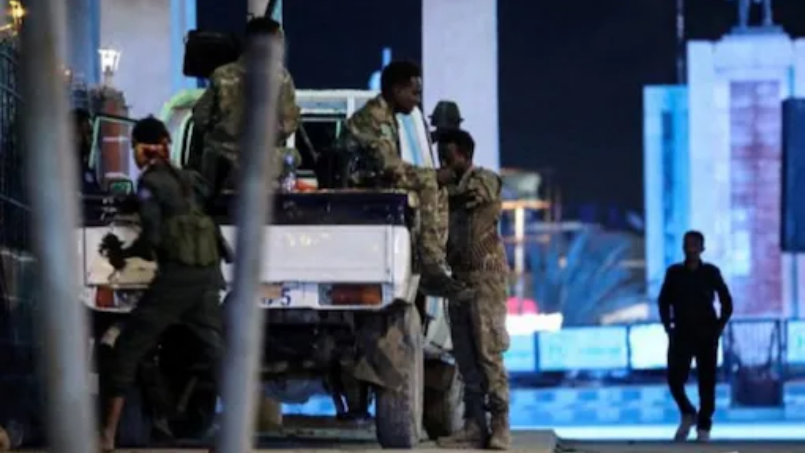 دورية لقوات الأمن بالقرب من فندق الحياة بعد هجوم لمقاتلي الشباب في مقديشو في 20 أغسطس 2022.