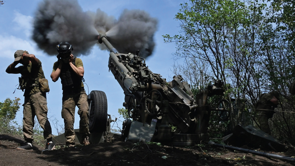 جنود أوكرانيون يطلقون مدفع هاوتزر M777 من موقعهم على خط المواجهة في منطقة خاركيف في 1 أغسطس 2022