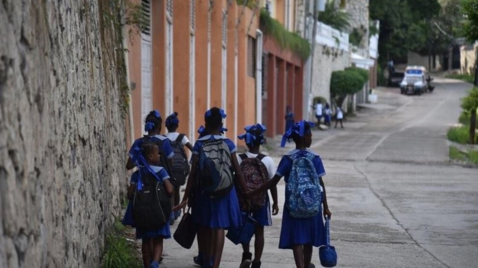 أطفال يعودون إلى منازلهم من المدرسة في عاصمة هايتي 