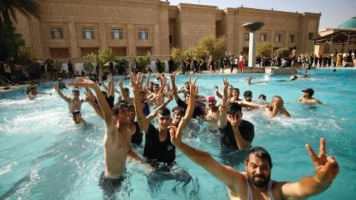أنصار الزعيم الشيعي العراقي مقتدى الصدر يسبحون في بركة مقر الحكومة في المنطقة الخضراء بالعاصمة بغداد في 29 آب/أغسطس/آب 2022