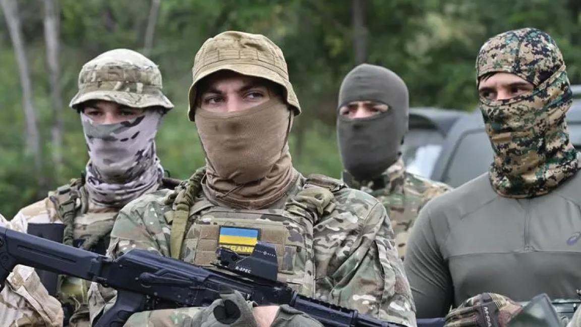 أعضاء جدد في كتيبة المتطوعين الشيشان جوهر دوداييف يشاركون في دورة تدريبية في منطقة كييف في 27 أغسطس 2022 ، وسط الغزو الروسي لأوكرانيا
