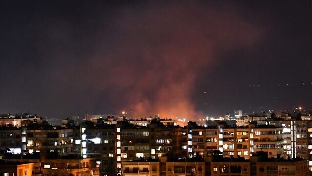 صورة من الأرشيف لدخان متصاعد من موقع إحدى الغارات التي استهدفت مواقع تابعة لميليشيات إيرانية في سوريا