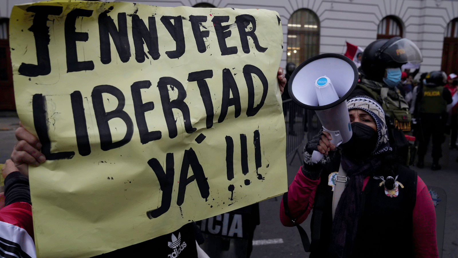 احتجاجات بعد الحكم على أخت زوجة رئيس البيرو بيدرو كاستيلو، ينيفر باريديس، بالسجن لمدة 30 شهرًا قبل المحاكمة. وهو التصعيد الأكثر خطورة لمجموعة التحقيقات الجنائية التي تستهدف الدائرة المقربة من الزعيم