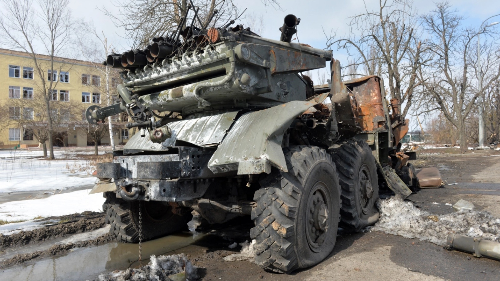 قاذفة صواريخ متعددة للجيش الروسي مدمرة على أطراف خاركيف