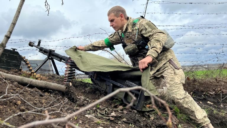 ضابط أوكراني يغطي سلاحاً متوسطاً على إحدى جبهات مدينة خيرسون