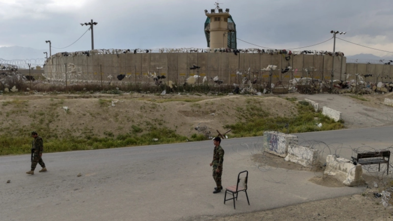 جنود أفغان يحرسون عند نقطة تفتيش خارج قاعدة باغرام الجوية