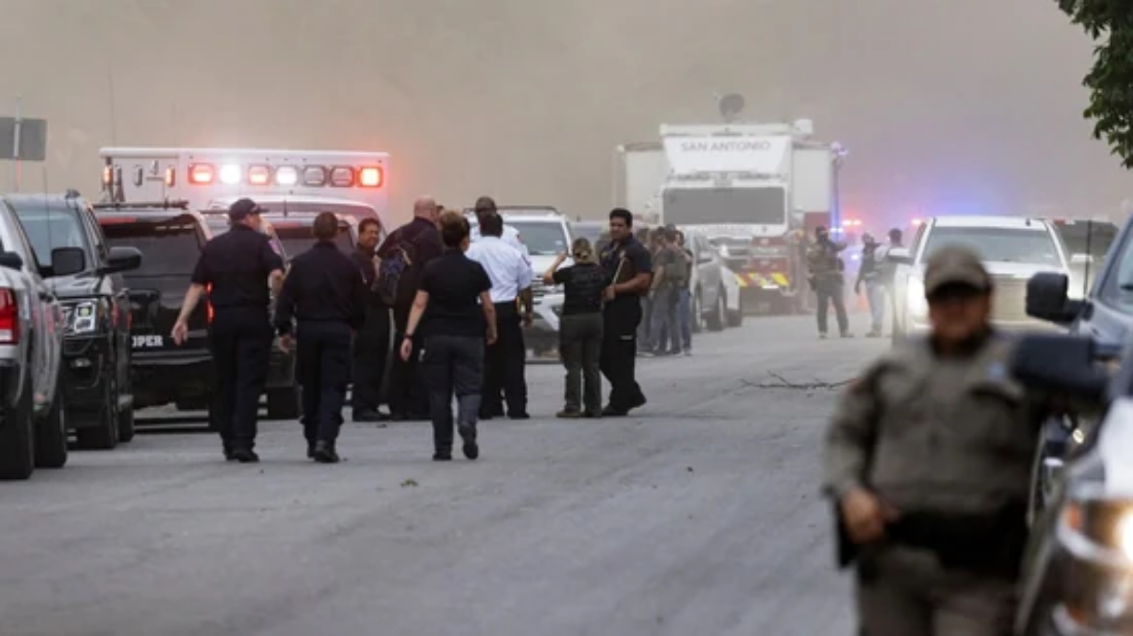 عناصر الشرطة بعد إطلاق نار جماعي في مدرسة روب الابتدائية حيث قُتل أكثر من 18 طفلاً في أوفالدي، تكساس