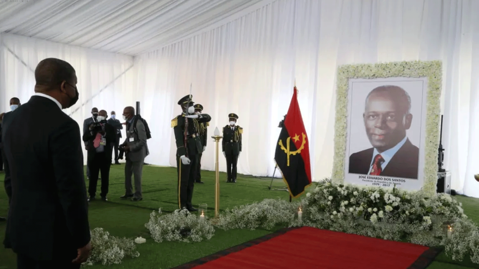 رئيس أنغولا الحالي يًلقي التحية على الرئيس السابق في مراسم تشييعه
