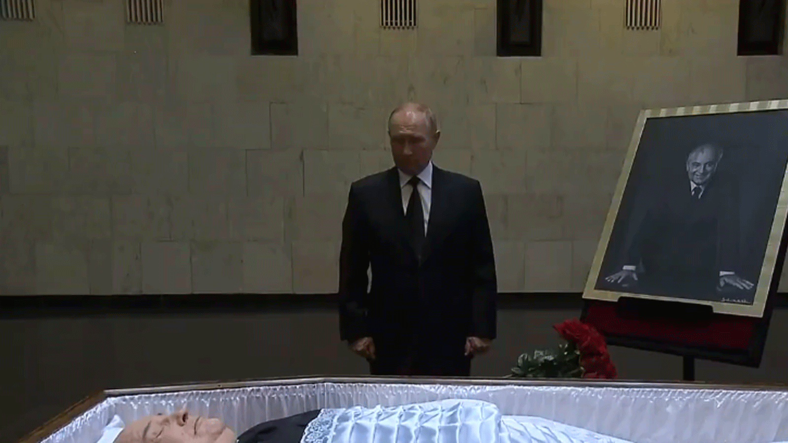لقطة من فيديو لقناة RT الروسية للرئيس الروسي فلاديمير بوتين يقف بخشوع أمام نعش آخر رئيس للاتحاد السوفياتي ميخائيل غورباتشوف