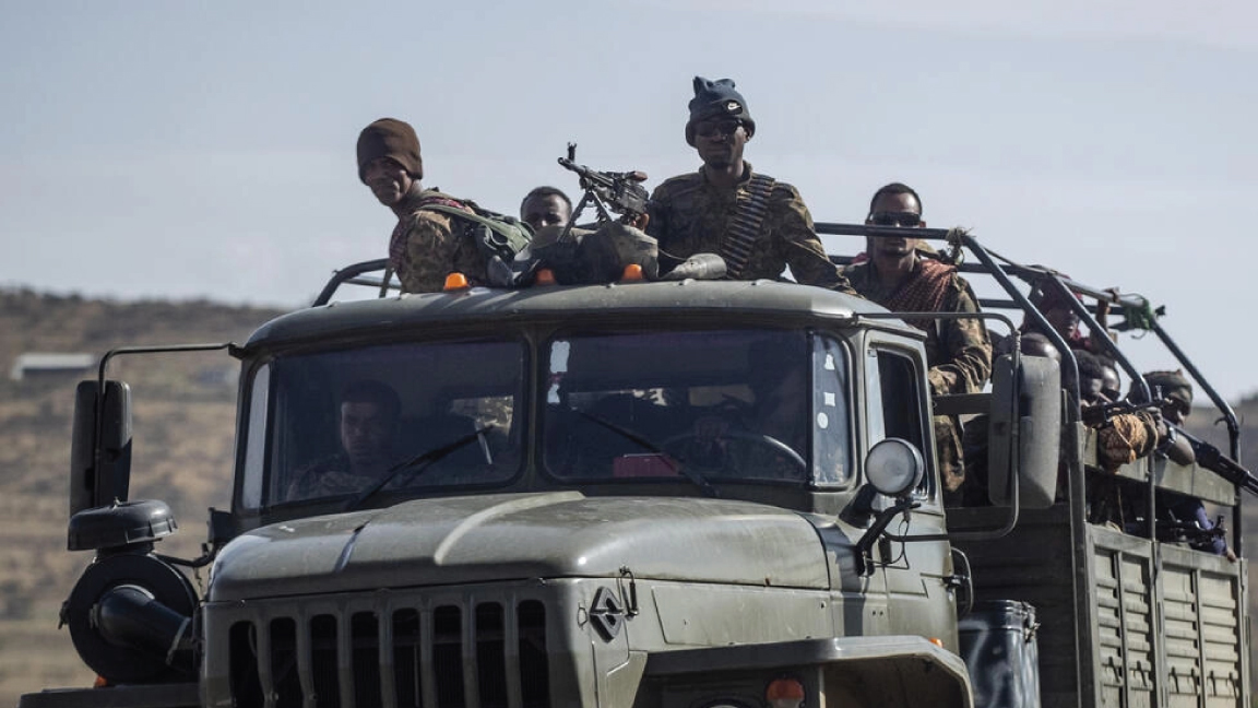 جنود إثيوبييون في الجزء الخلفي من شاحنة على طريق بالقرب من أغولا، شمال مكلة عاصمة تيغراي