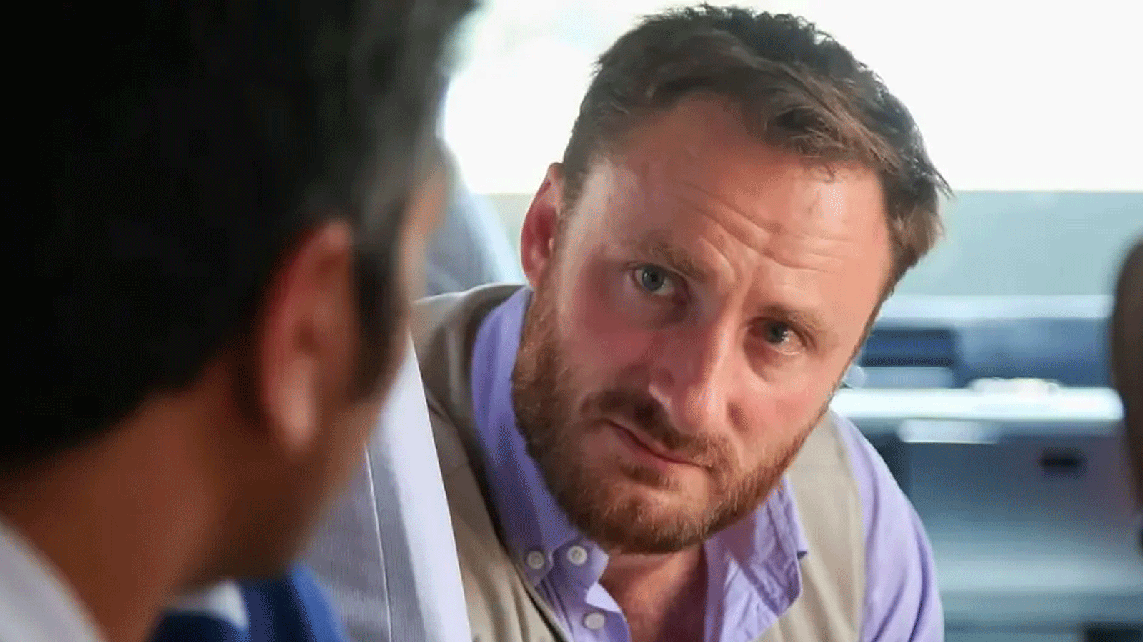 أوليفييه فانديكاستيل عامل الإغاثة البلجيكي الذي تم اعتقاله نهاية شباط/فبراير في إيران، بظروف احتجازه "الصعبة" (تويتر)