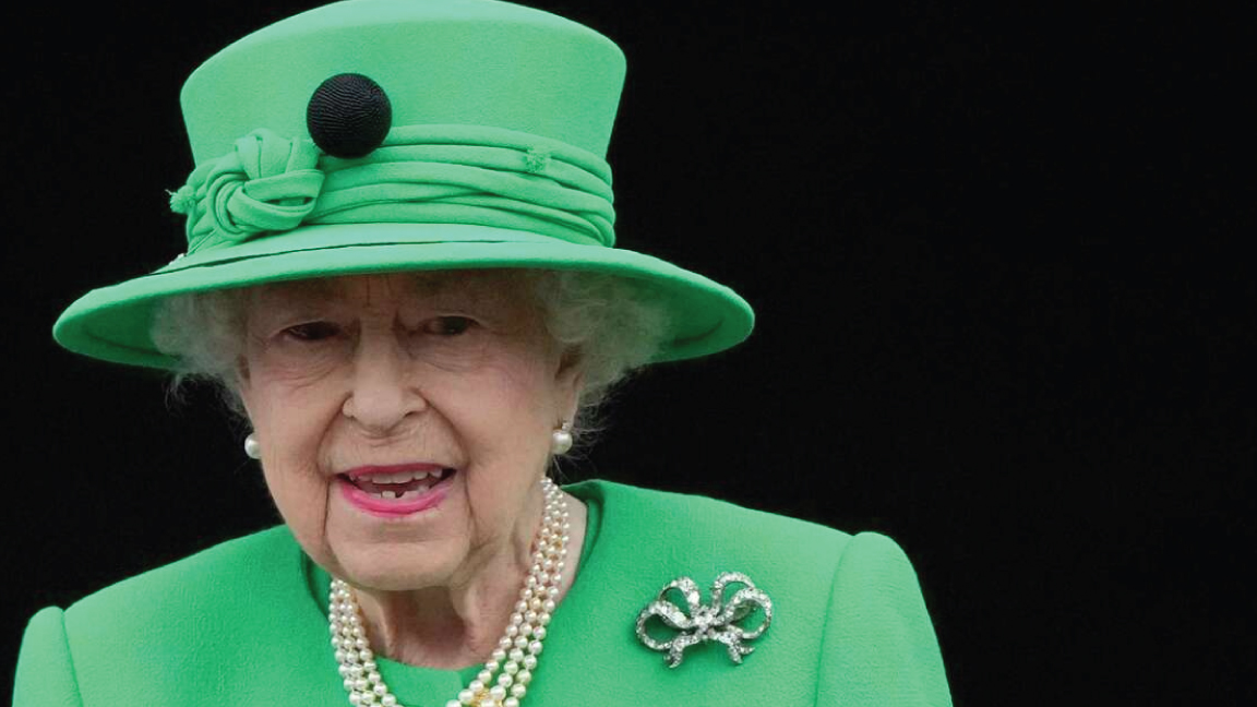 الملكة إليزابيث الثانية تقف على الشرفة خلال مهرجان اليوبيل البلاتيني في قصر باكنغهام في لندن، الأحد 5 يونيو 2022