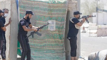 أعضاء مسلحون من سرايا السلام (لواء السلام)، الجناح العسكري التابع لرجل الدين الشيعي مقتدى الصدر، في صورة خلال اشتباكات مع قوات الأمن العراقية في المنطقة الخضراء ببغداد يوم الثلاثاء 30 أغسطس 2022