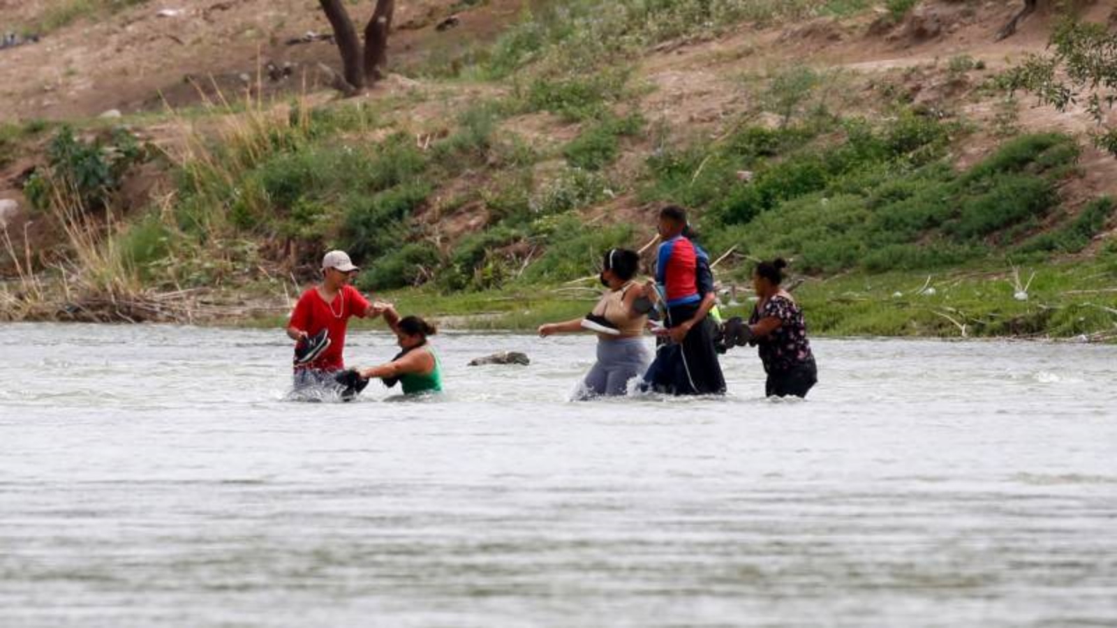 تسعة مهاجرين على الأقلّ قضوا غرقًا وأُنقذ العشرات أثناء محاولتهم عبور نهر ريو غراندي في المكسيك باتجاه الولايات المتحدة