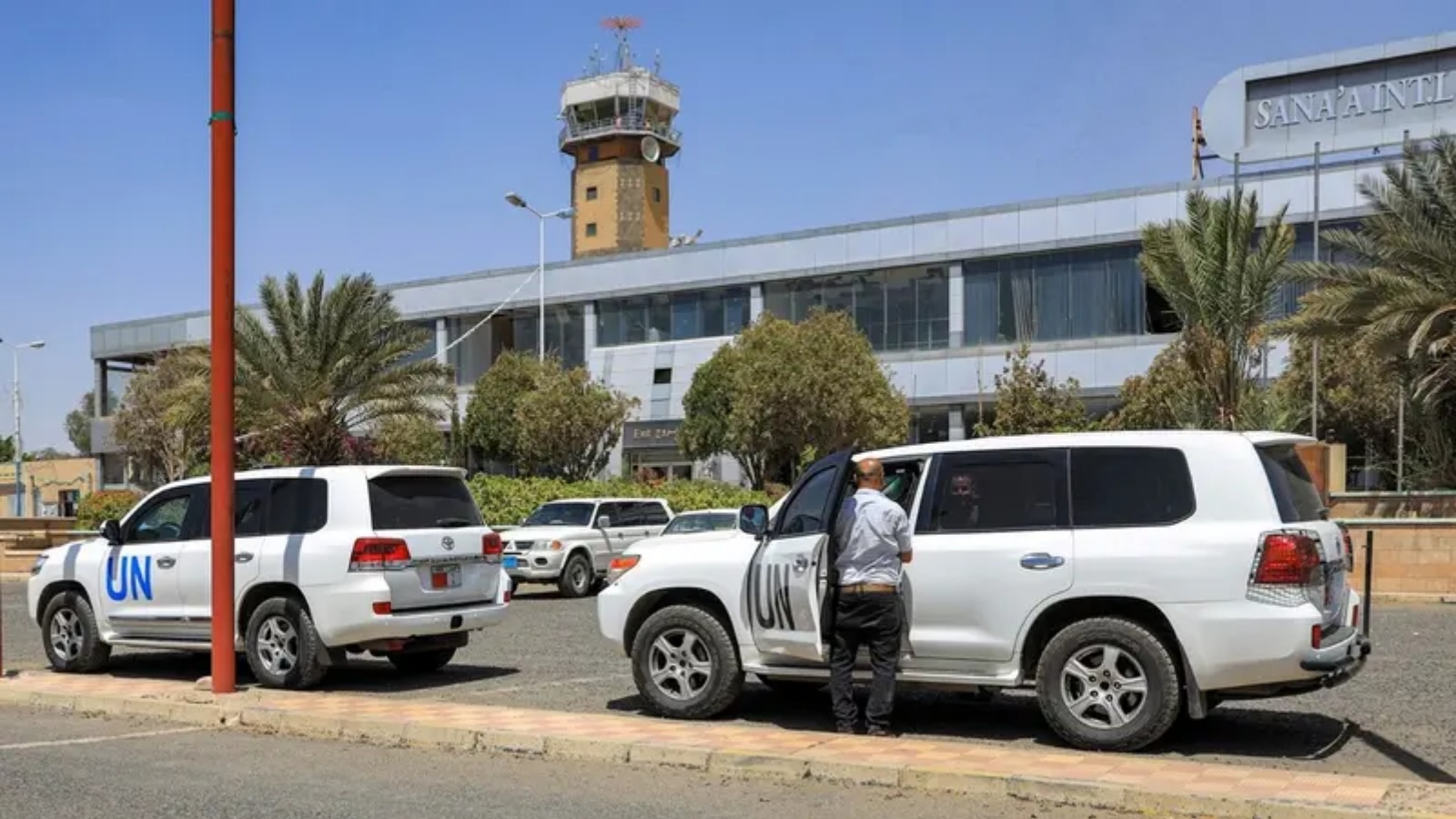 سيارات الأمم المتحدة تقف خارج مطار صنعاء الدولي على مشارف العاصمة صنعاء التي يسيطر عليها الحوثيون في 8 يونيو 2022.