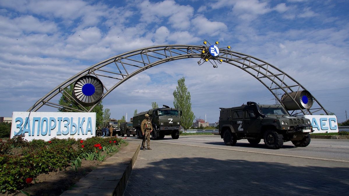 مركبات عسكرية روسية تعبر بوابات محطة زابوريجيا للطاقة النووية في أوكرانيا