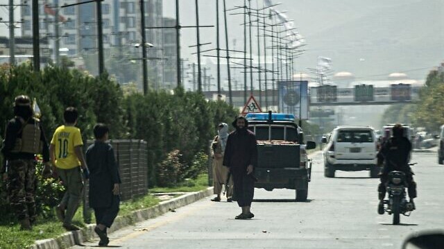 مقاتلو طالبان (وسط) يقفون في حراسة على طول طريق بالقرب من السفارة الروسية بعد هجوم انتحاري في كابول في 5 سبتمبر 2022