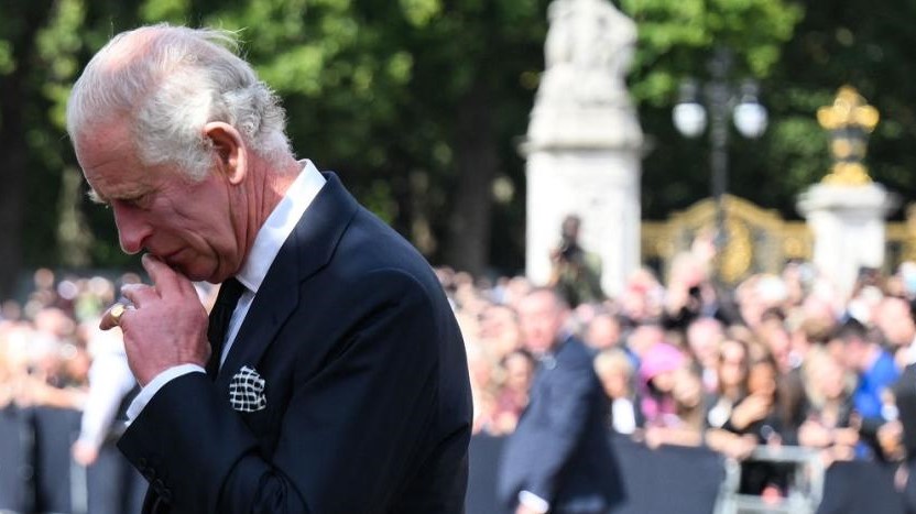 يلقي ملك بريطانيا تشارلز الثالث نظرة على الأزهار التي تركت خارج قصر باكنغهام في لندن ، في 9 سبتمبر 2022 ، بعد يوم من وفاة الملكة إليزابيث الثانية عن عمر يناهز 96 عامًا