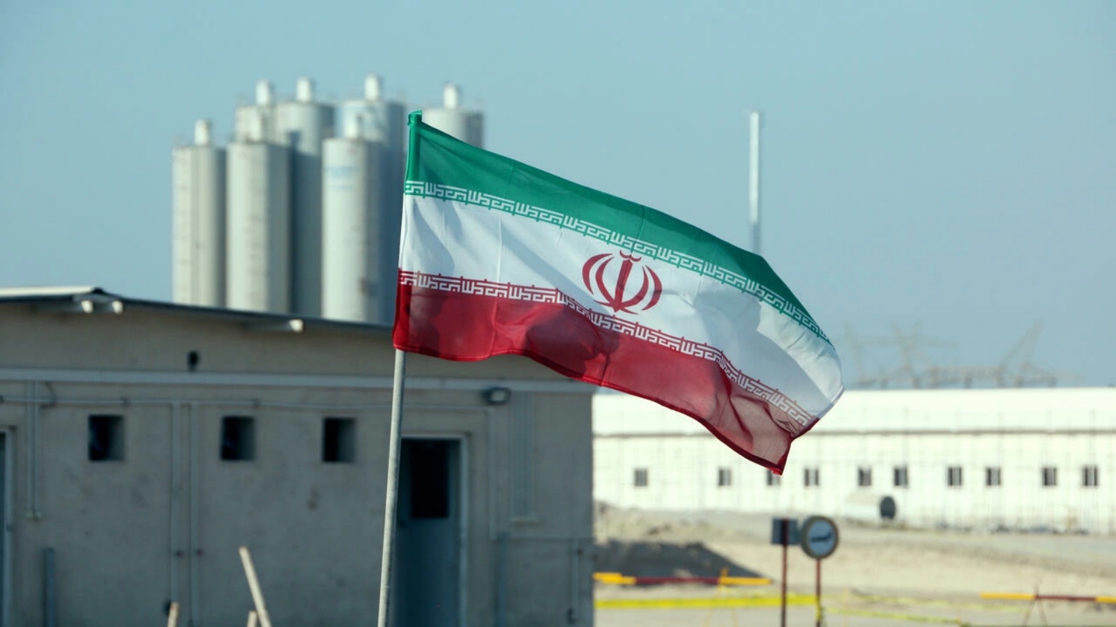 صورة من الأرشيف تُظهر العلم الإيراني في محطة بوشهر للطاقة النووية في 10 نوفمبر 2019 