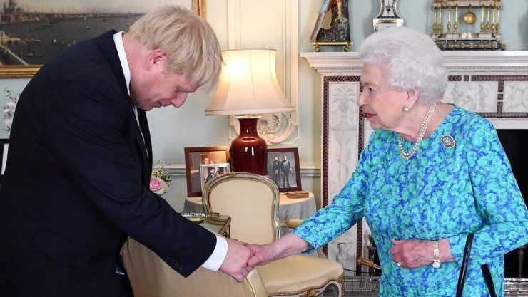 الملكة إليزابيث ترحب ببوريس جونسون حين انتخب زعيمًا لحزب المحافظين في قصر باكنغهام في يوليو 2019