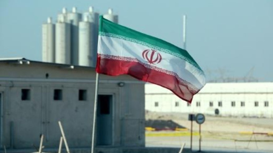  صورة من الأرشيف تُظهر العلم الإيراني في محطة بوشهر للطاقة النووية في 10 تشرين الثاني/نوفمبر 2019