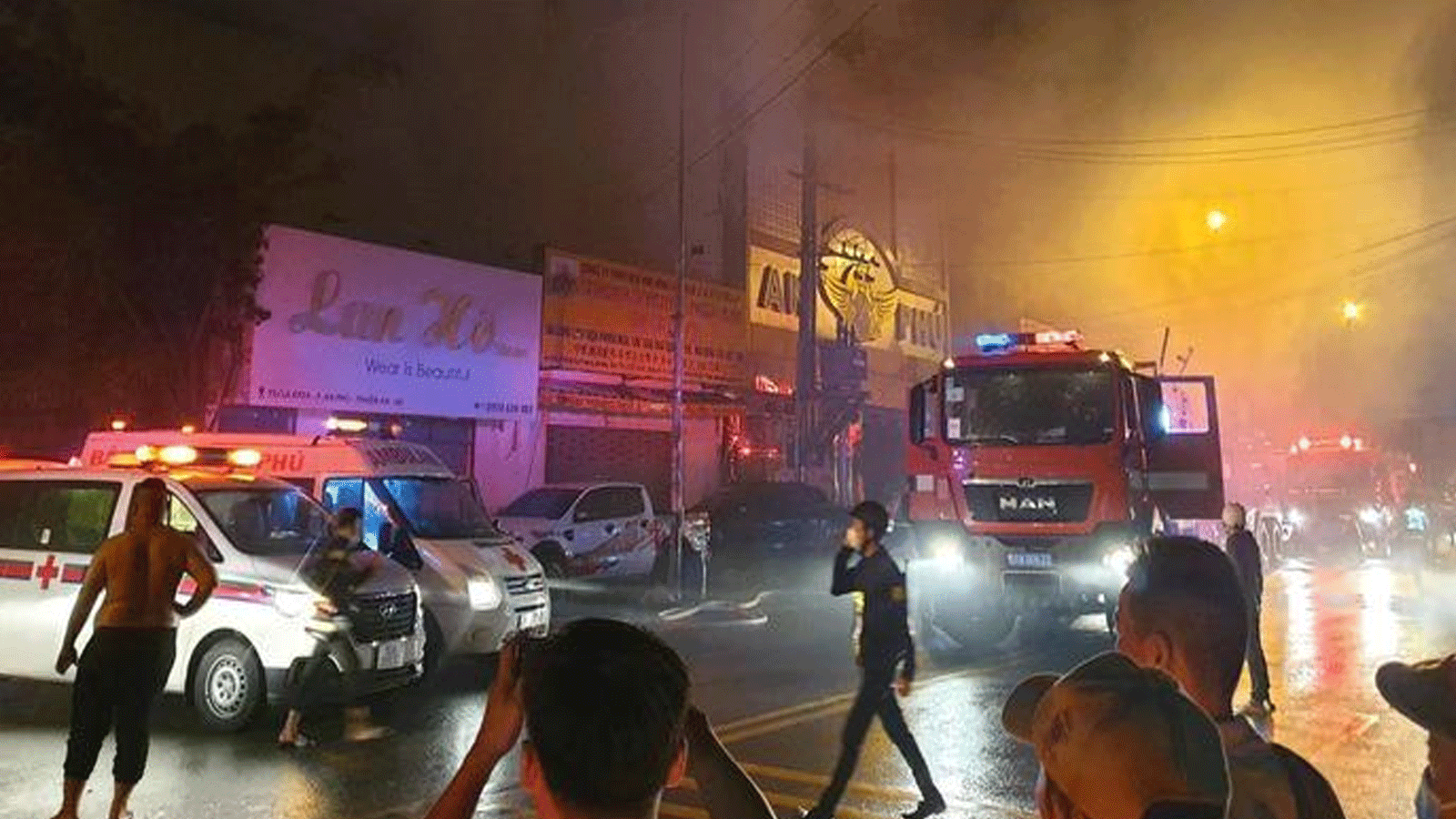 فرق الإنقاذ تحاول إيجاد المصابين