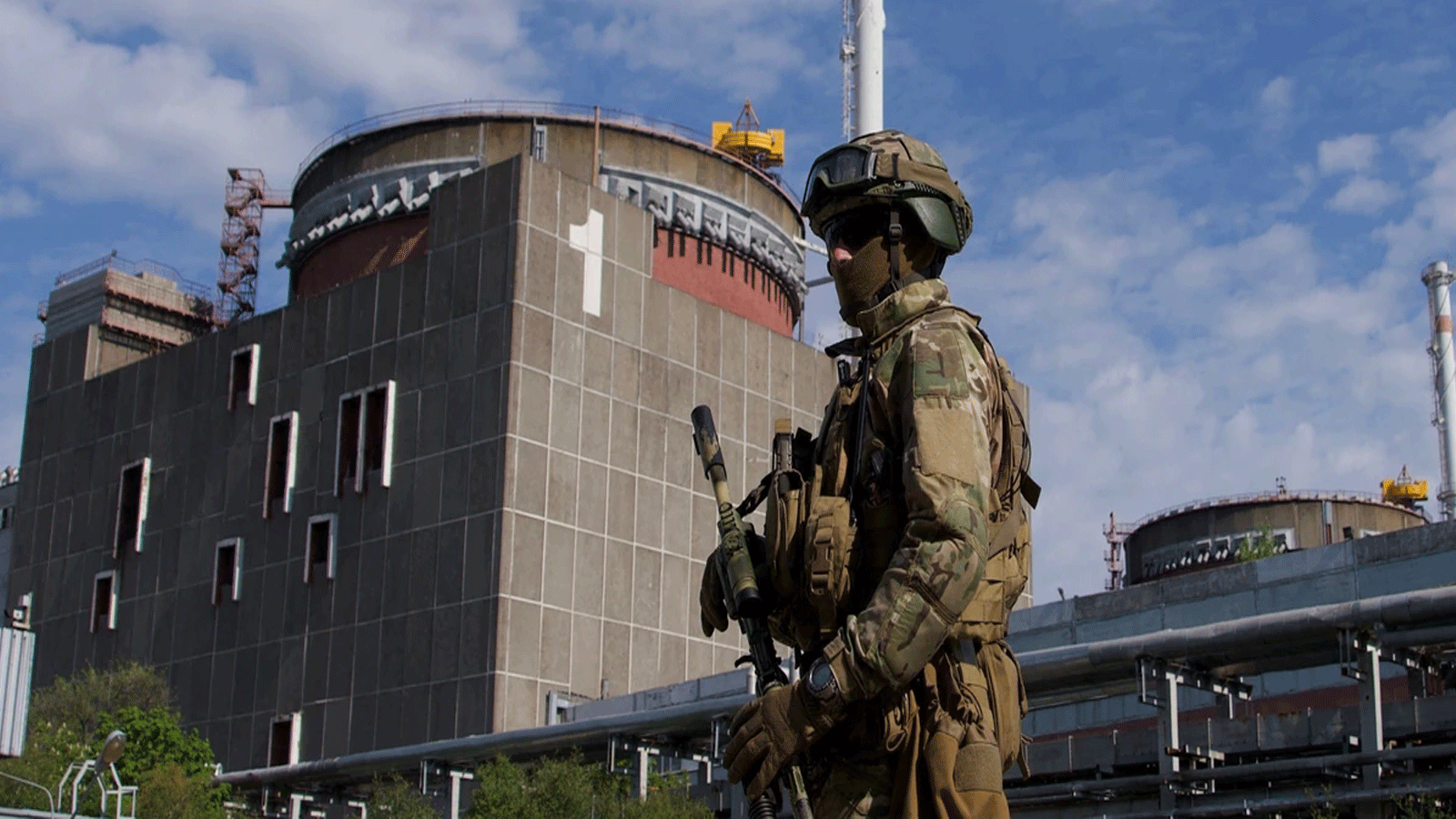جندي روسي يقوم بدوريات في أراضي محطة الطاقة النووية زابوريجيا في إنرغودار، أوكرانيا، في 1 أيار\مايو.