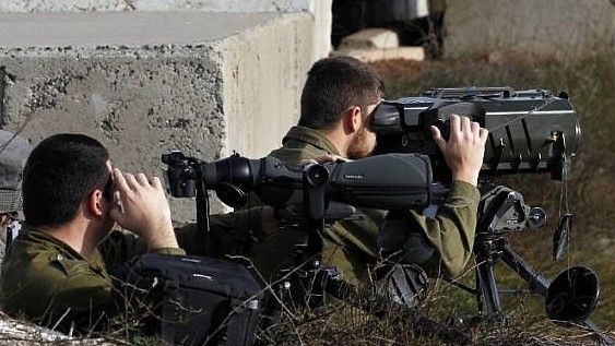 صورة من الأرشيف تظهر جنودا إسرائيليين يتمركزون في مرتفعات الجولان قرب الحدود مع سوريا