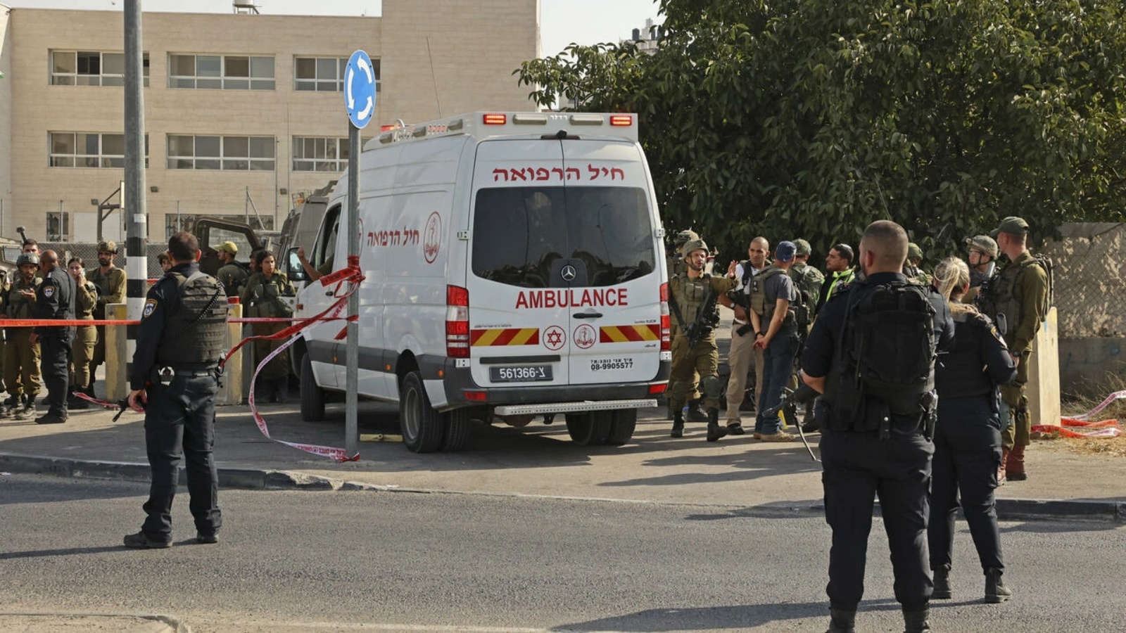 قوات الأمن الإسرائيلية تحرس موقع هجوم طعن في الخليل بالضفة الغربية المحتلة