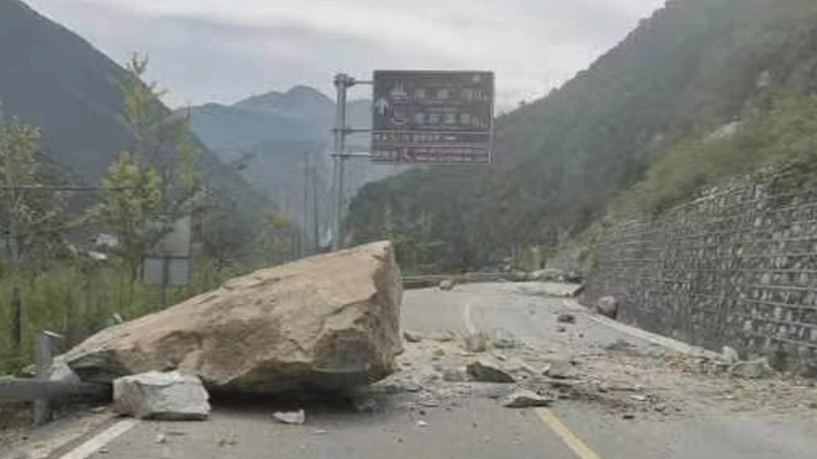 الصخور تساقطت على الطرقات في في إقليم سيتشوان الجبلي