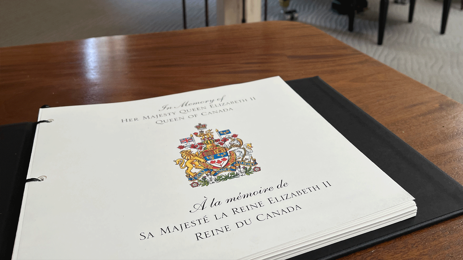 كتاب تدوينات التعزية الخاص برحيل الملكة إليزابيث الثانية في ريدو هول، المقر الرسمي للحاكم العام المعين من قبل بريطانيا، والذي يعمل نيابة عن الملك.(تويتر)