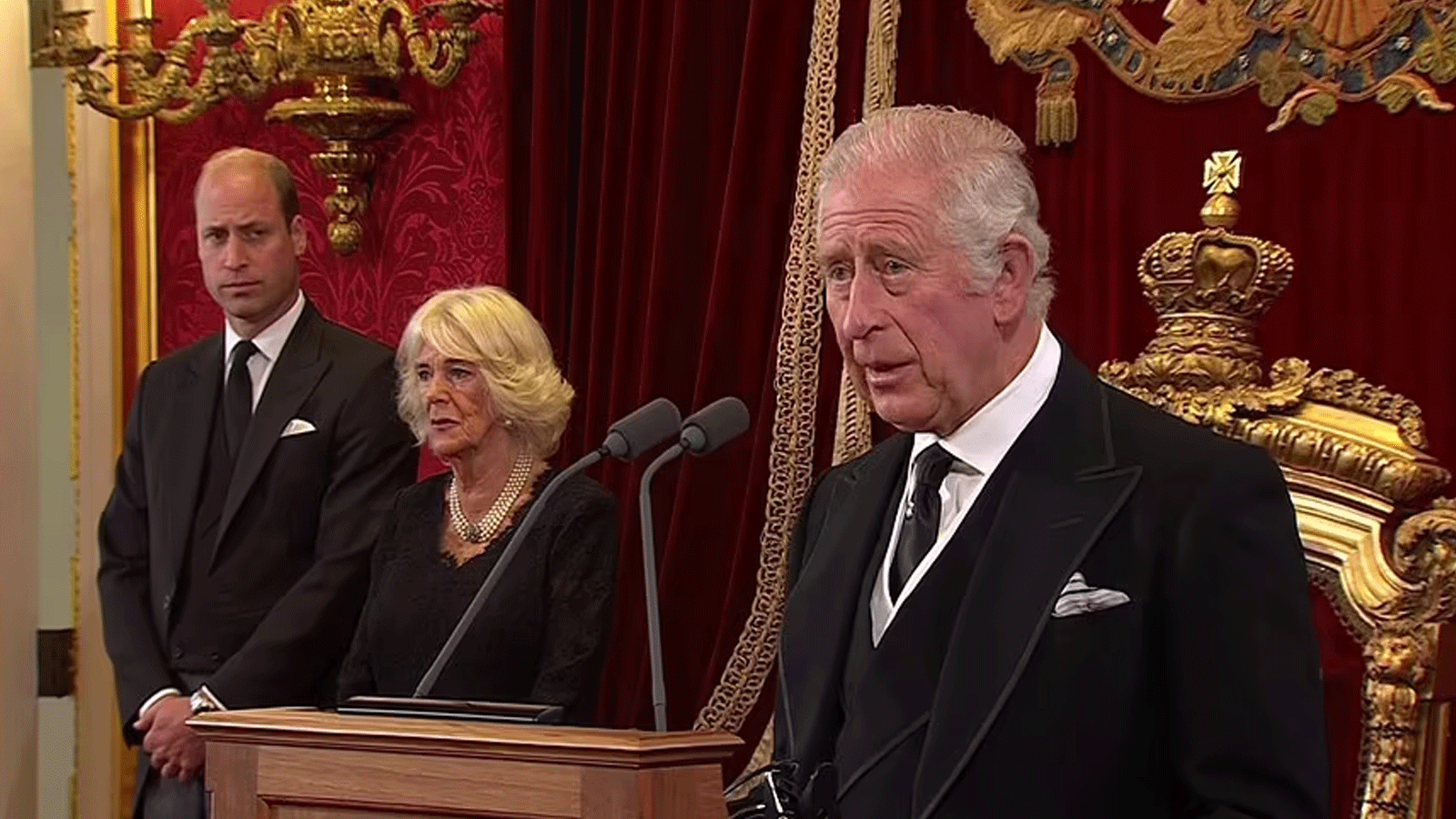الملك تشارلز الثالث يتحدث بعد اعلان تنصيبه والى جانبه زوجته وولي عهده