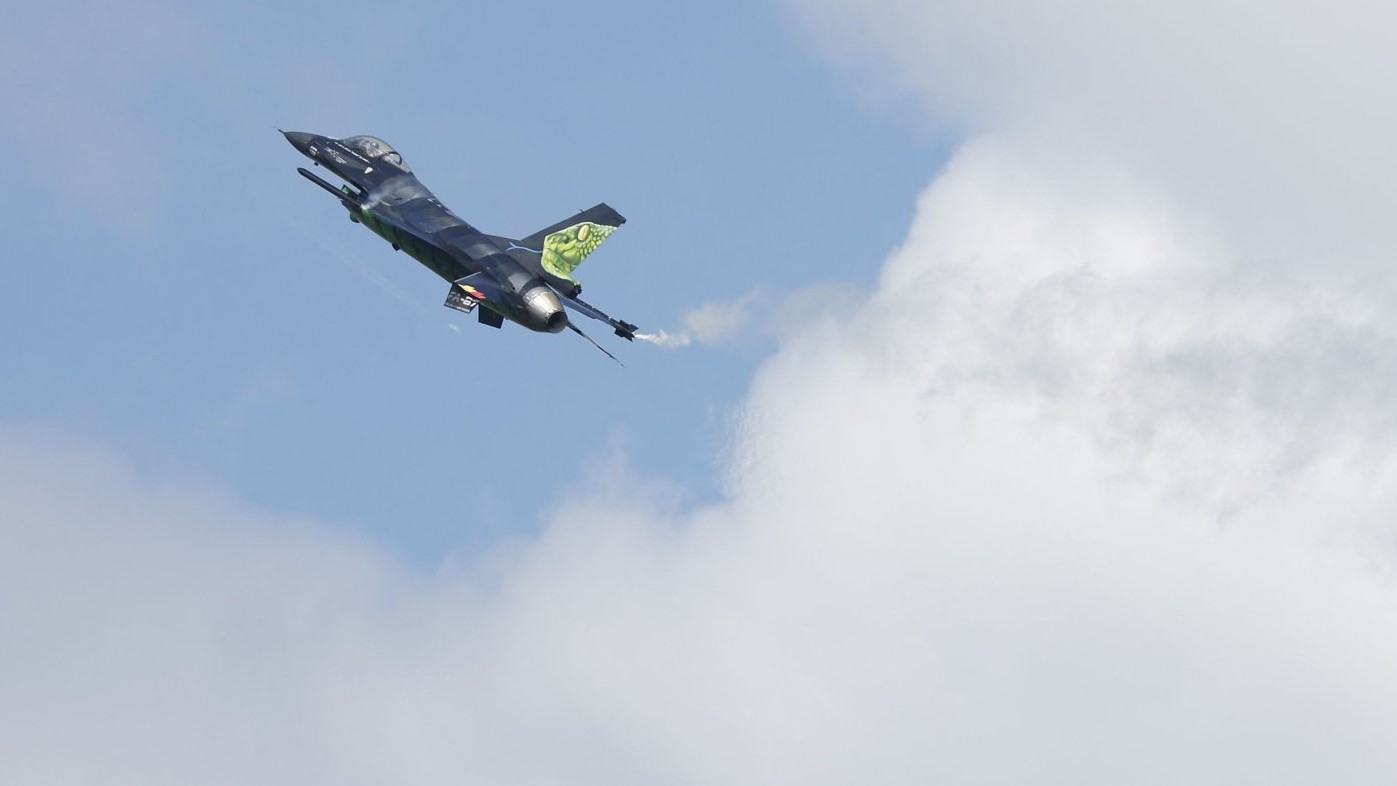 طائرة من طراز F-16 تابعة لسلاح الجو البلجيكي خلال العرض الجوي 'Airpower 2022' في زيلتويغ، النمسا، في 2 سبتمبر 2022