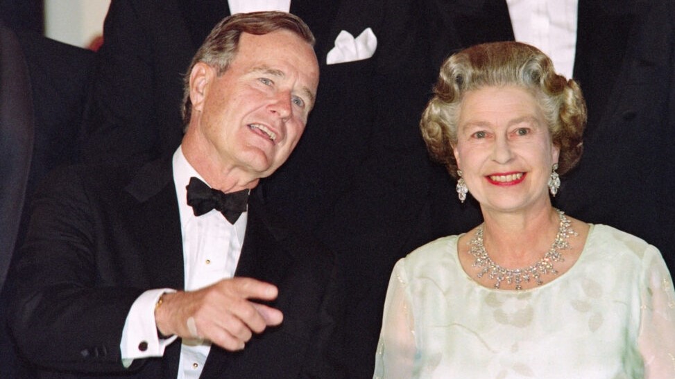 الرئيس الأمريكي الأسبق جورج بوش مستمتعًا بالحديث مع الملكة إليزابيث الثانية خلال قمة الناتو في لندن في 5 يوليو 1990