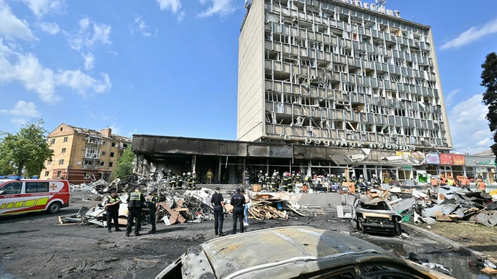 رجال الإطفاء يتفقدون مبنى مدمرًا إثر غارة جوية روسية في مدينة فينيتسيا في غرب وسط أوكرانيا في 14 يوليو 2022
