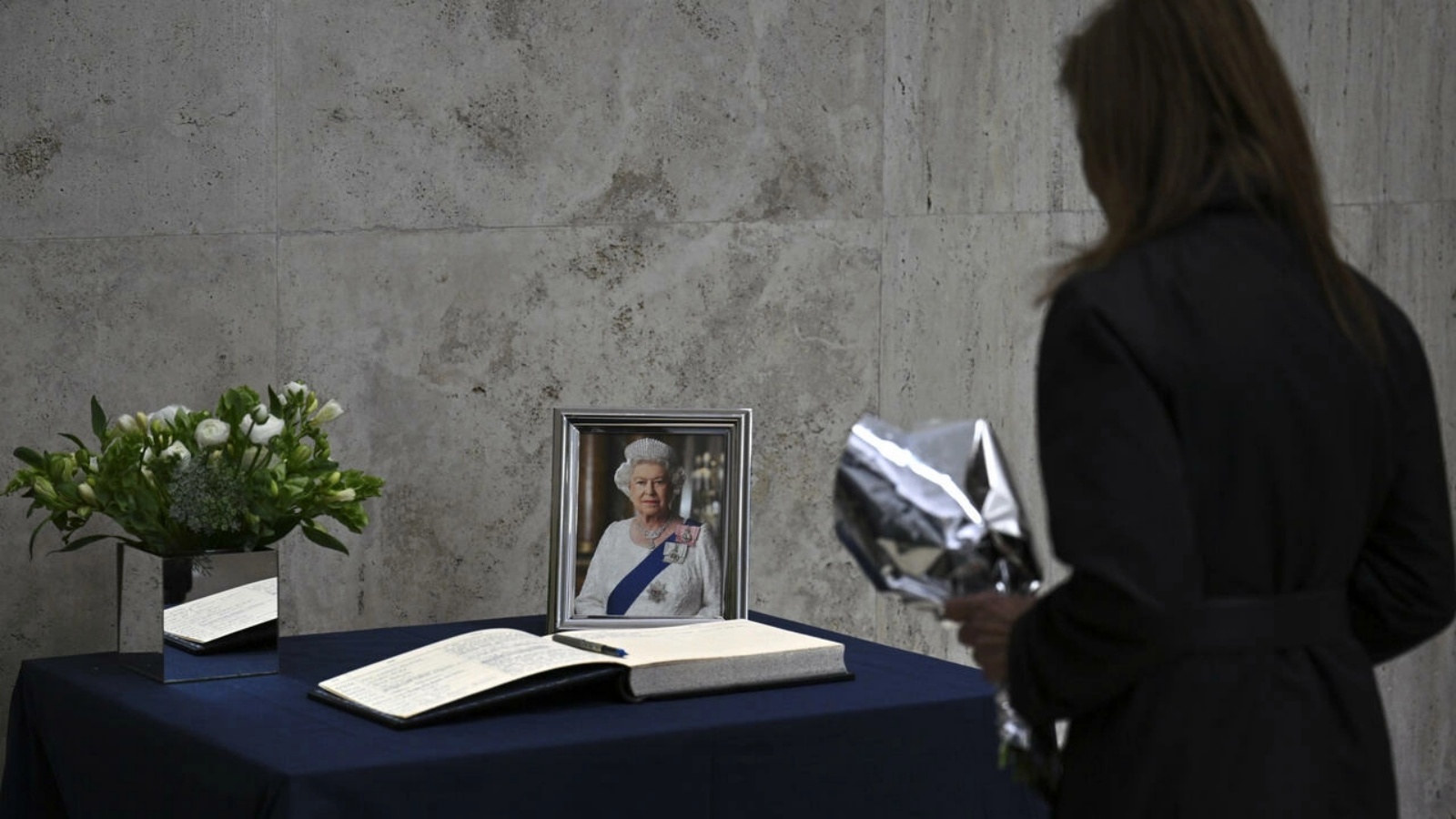 سجل تعازي بوفاة الملكة إليزابيث الثانية في السفارة البريطانية في بوينوس آيرس، في التاسع من سبتمبر 2022 