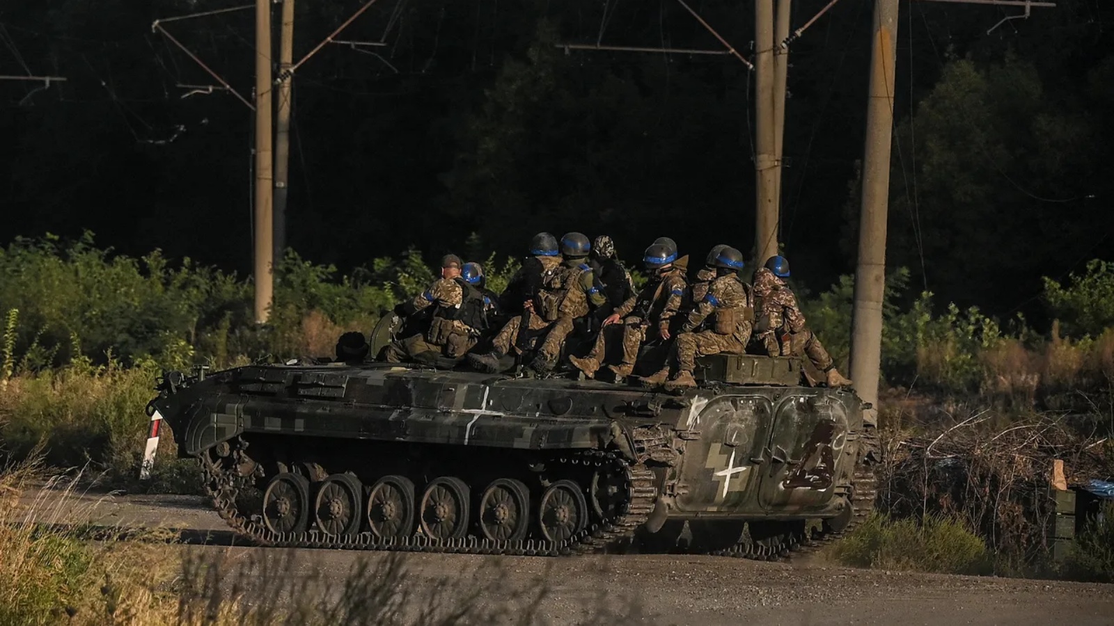 جنود أوكرانيون في عربة مسلحة في خاركيف