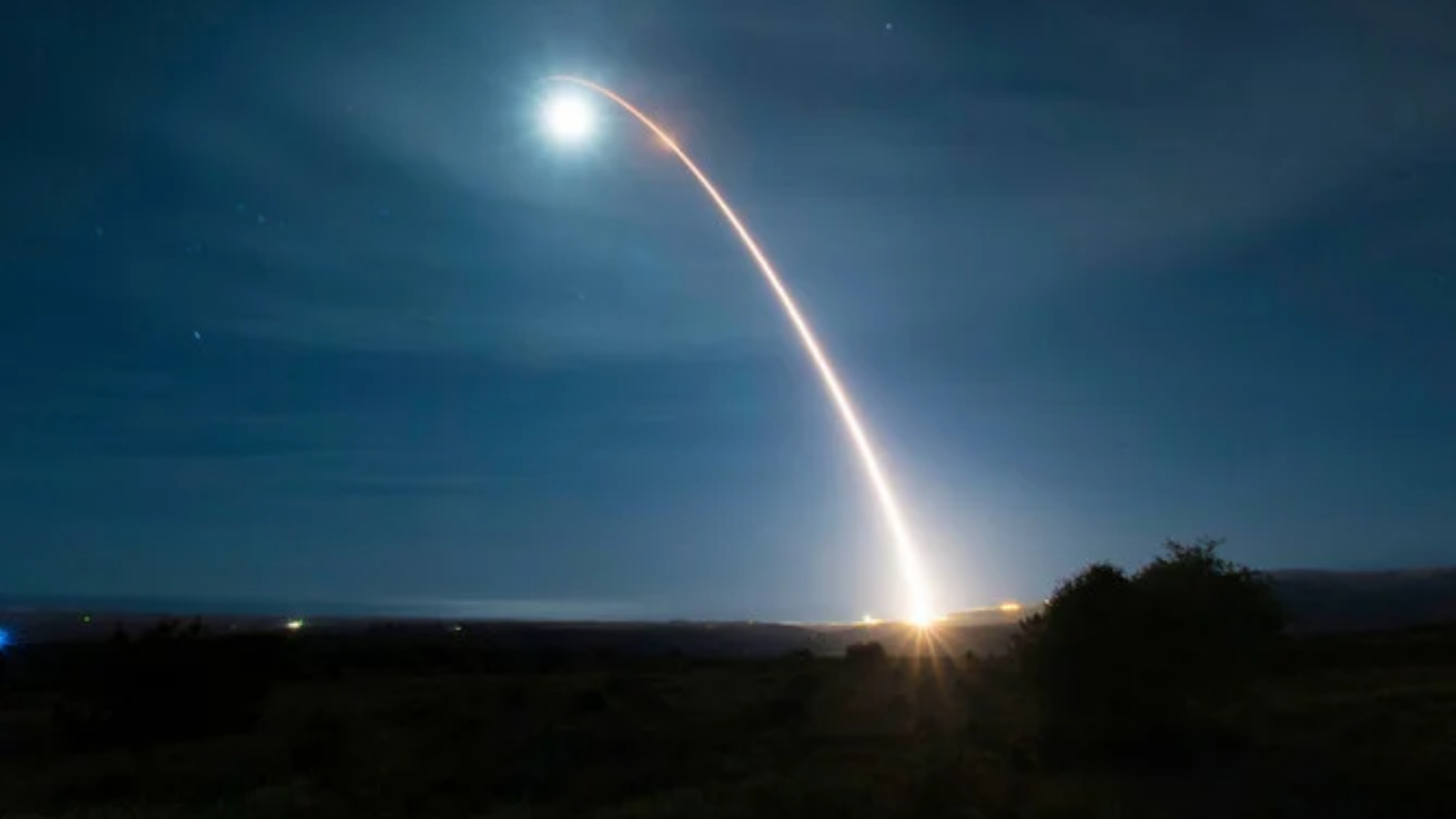 تُظهر صورة القوات الجوية الأميركية صاروخًا باليستيًا عابرًا للقارات من طراز مينوتمان 3 أثناء إطلاقه أثناء اختبار تطويري في الساعة 12:33 صباحًا