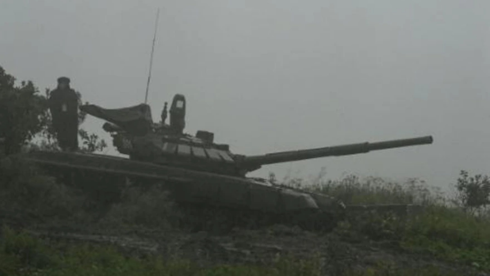 دبابة روسية خلال مناورات 